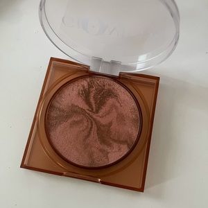 Huda Beauty Glowish Soft Radiance Bronzing Powder